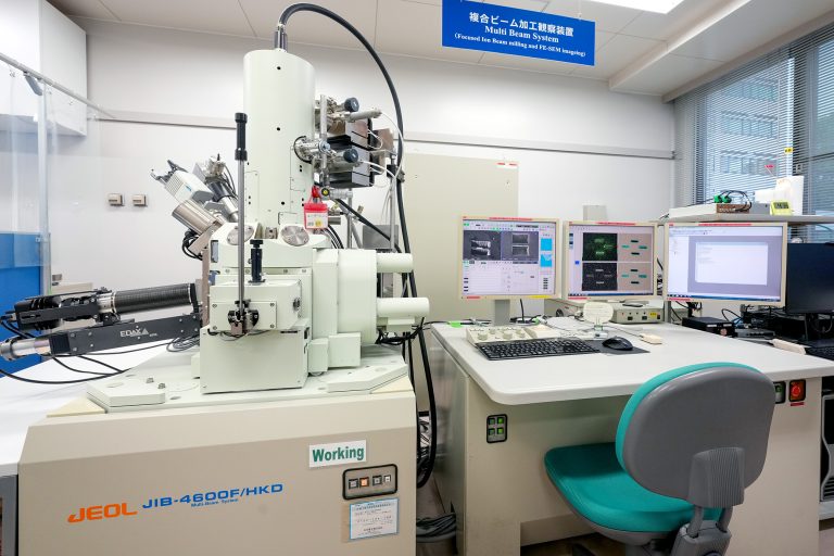 集束イオンビーム装置（FIB-SEM）